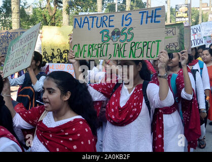 L'Assam, en Inde. Sep 20, 2019. Des étudiants de différents collèges et écoles participent au climat mondial, grève à Guwahati, Assam, Inde Vendredi, 20 Septembre, 2019. Des dizaines de milliers de manifestants rejoindre rallyes le vendredi comme une journée de manifestations appelant à l'échelle mondiale pour l'action contre le changement climatique à venir d'un sommet des Nations Unies à New York. Crédit : David Talukdar/Alamy Live News Banque D'Images