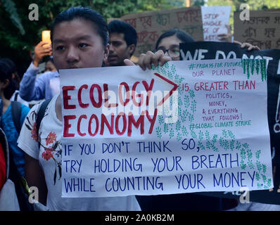 L'Assam, en Inde. Sep 20, 2019. Des étudiants de différents collèges et écoles participent au climat mondial, grève à Guwahati, Assam, Inde Vendredi, 20 Septembre, 2019. Des dizaines de milliers de manifestants rejoindre rallyes le vendredi comme une journée de manifestations appelant à l'échelle mondiale pour l'action contre le changement climatique à venir d'un sommet des Nations Unies à New York. Crédit : David Talukdar/Alamy Live News Banque D'Images
