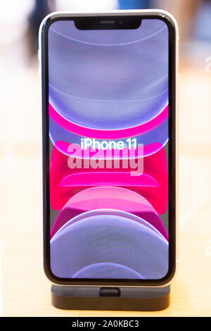 Londres, Royaume-Uni. Sep 20, 2019. Un iPhone 11 est à l'affiche dans un apple store d'Apple comme nouvelle ligne de produits est mis en vente à Londres, Royaume-Uni, le 20 septembre 2019. Source : Xinhua/Alamy Live News Banque D'Images