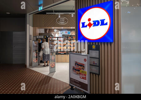 Vilnius, Lituanie - le 18 août 2019 : Entrée de nouveau magasin Lidl moderne à l'intérieur aller9 centre commercial de Vilnius, Lituanie Banque D'Images