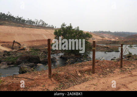 Pedreira, Brésil. Sep 20, 2019. Les travailleurs et les machines travaillent à la construction de la retenue d'eau dans la ville de Pedreira (SP), le vendredi (20). De nombreuses maisons et arbres ont déjà été abattus pour le travail. Le barrage aura une superficie de 2,1 kilomètres carrés, aura une capacité d'accumuler un total de 31,9 millions de mètres cubes d'eau et permettra à un flux régulier de 8,5 mille litres d'eau par seconde. L'investissement sera de 256 millions de R$, soit 231 millions de R$ dans la construction du barrage et de R $ 25 millions dans l'expropriation de la superficie du lac. Crédit : Foto Arena LTDA/Alam Banque D'Images