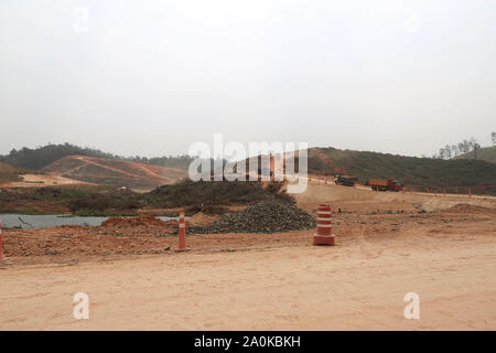 Pedreira, Brésil. Sep 20, 2019. Les travailleurs et les machines travaillent à la construction de la retenue d'eau dans la ville de Pedreira (SP), le vendredi (20). De nombreuses maisons et arbres ont déjà été abattus pour le travail. Le barrage aura une superficie de 2,1 kilomètres carrés, aura une capacité d'accumuler un total de 31,9 millions de mètres cubes d'eau et permettra à un flux régulier de 8,5 mille litres d'eau par seconde. L'investissement sera de 256 millions de R$, soit 231 millions de R$ dans la construction du barrage et de R $ 25 millions dans l'expropriation de la superficie du lac. Crédit : Foto Arena LTDA/Alam Banque D'Images