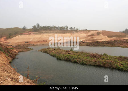 Pedreira, Brésil. Sep 20, 2019. Les travailleurs et les machines travaillent à la construction de la retenue d'eau dans la ville de Pedreira (SP), le vendredi (20). De nombreuses maisons et arbres ont déjà été abattus pour le travail. Le barrage aura une superficie de 2,1 kilomètres carrés, aura une capacité d'accumuler un total de 31,9 millions de mètres cubes d'eau et permettra à un flux régulier de 8,5 mille litres d'eau par seconde. L'investissement sera de 256 millions de R$, soit 231 millions de R$ dans la construction du barrage et de R $ 25 millions dans l'expropriation de la superficie du lac. Crédit : Foto Arena LTDA/Alam Banque D'Images