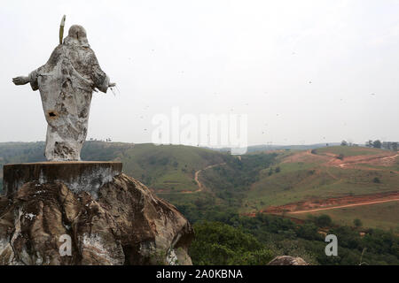 Pedreira, Brésil. Sep 20, 2019. Pedreira, Brésil. Sep 20, 2019. Les travailleurs et les machines travaillent à la construction de la retenue d'eau dans la ville de Pedreira (SP), le vendredi (20). De nombreuses maisons et arbres ont déjà été abattus pour le travail. Crédit : Foto Arena LTDA/Alamy Live News Banque D'Images