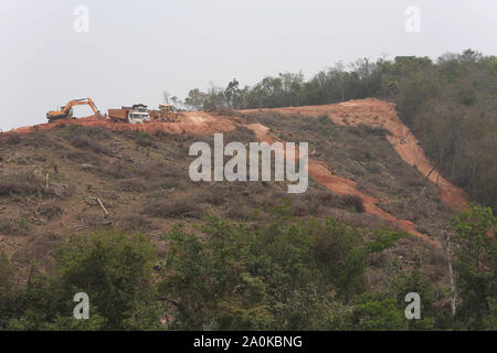 Pedreira, Brésil. Sep 20, 2019. Les travailleurs et les machines travaillent à la construction de la retenue d'eau dans la ville de Pedreira (SP), le vendredi (20). De nombreuses maisons et arbres ont déjà été abattus pour le travail. Le barrage aura une superficie de 2,1 kilomètres carrés, aura une capacité d'accumuler un total de 31,9 millions de mètres cubes d'eau et permettra à un flux régulier de 8,5 mille litres d'eau par seconde. L'investissement sera de 256 millions de R$, soit 231 millions de R$ dans la construction du barrage et de R $ 25 millions dans l'expropriation de la superficie du lac. Crédit : Foto Arena LTDA/Alam Banque D'Images