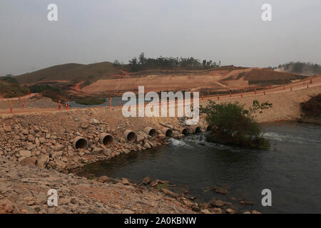 Pedreira, Brésil. Sep 20, 2019. Les travailleurs et les machines travaillent à la construction de la retenue d'eau dans la ville de Pedreira (SP), le vendredi (20). De nombreuses maisons et arbres ont déjà été abattus pour le travail. Le barrage aura une superficie de 2,1 kilomètres carrés, aura une capacité d'accumuler un total de 31,9 millions de mètres cubes d'eau et permettra à un flux régulier de 8,5 mille litres d'eau par seconde. L'investissement sera de 256 millions de R$, soit 231 millions de R$ dans la construction du barrage et de R $ 25 millions dans l'expropriation de la superficie du lac. Crédit : Foto Arena LTDA/Alam Banque D'Images