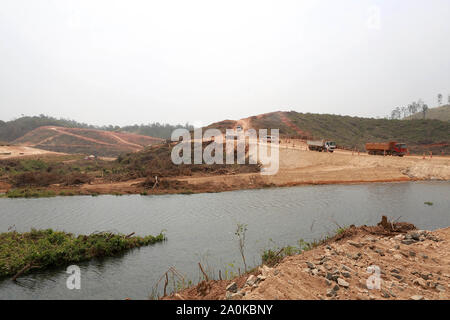 Pedreira, Brésil. Sep 20, 2019. Les travailleurs et les machines travaillent à la construction de la retenue d'eau dans la ville de Pedreira (SP), le vendredi (20). De nombreuses maisons et arbres ont déjà été abattus pour le travail. Le barrage aura une superficie de 2,1 kilomètres carrés, aura une capacité d'accumuler un total de 31,9 millions de mètres cubes d'eau et permettra à un flux régulier de 8,5 mille litres d'eau par seconde. L'investissement sera de 256 millions de R$, soit 231 millions de R$ dans la construction du barrage et de R $ 25 millions dans l'expropriation de la superficie du lac. Crédit : Foto Arena LTDA/Alam Banque D'Images