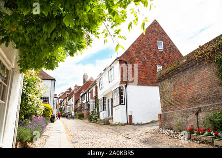 Le SEIGLE, UK - 25 juillet 2019 : une belle rue pavée, dans la jolie ville de Rye, East Sussex. Ray est un lieu historique et touristique attrayant destinati Banque D'Images