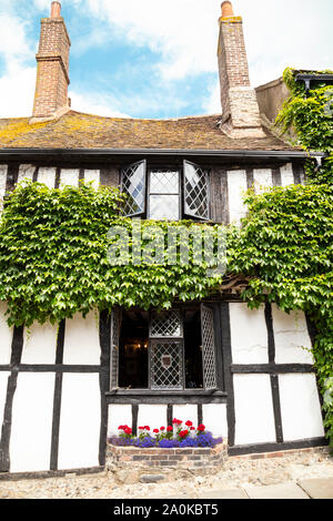 RYE - Sussex, UK - 27 juillet 2019 : Vue de la façade de Mermaid Inn sur Mermaid Hill in Rye - East Sussex, UK Banque D'Images