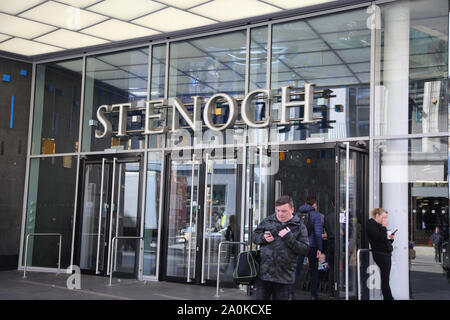 Glasgow Ecosse Entrée centre commercial St Enoch et les téléphones mobiles à la recherche de personnes Banque D'Images