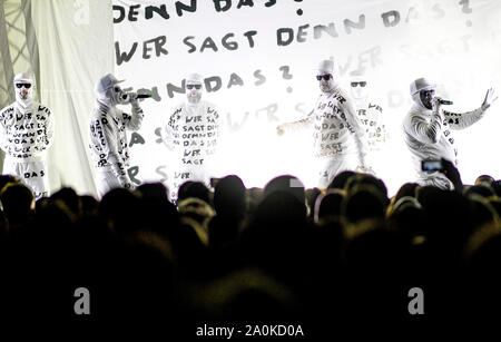 Hambourg, Allemagne. Sep 20, 2019. Le groupe eichkind «' joue au Reeperbahn-Festival sur une scène en face de l'Millerntorstadion. Le festival existe depuis 2006. Axel Heimken Crédit :/dpa/Alamy Live News Banque D'Images