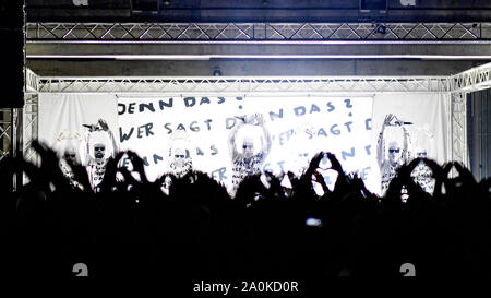 Hambourg, Allemagne. Sep 20, 2019. Le groupe eichkind «' joue au Reeperbahn-Festival sur une scène en face de l'Millerntorstadion. Le festival existe depuis 2006. Axel Heimken Crédit :/dpa/Alamy Live News Banque D'Images