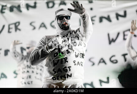 Hambourg, Allemagne. Sep 20, 2019. Le groupe eichkind «' joue au Reeperbahn-Festival sur une scène en face de l'Millerntorstadion. Le festival existe depuis 2006. Axel Heimken Crédit :/dpa/Alamy Live News Banque D'Images