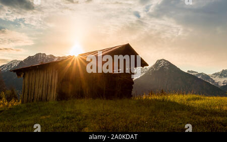 Grange à foin avec sunstar dans les Alpes bavaroises près d'Oberstdorf Banque D'Images