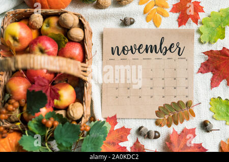 Liste des calendriers de novembre avec des pommes mûres, de noix, de glands et de feuilles colorées Banque D'Images