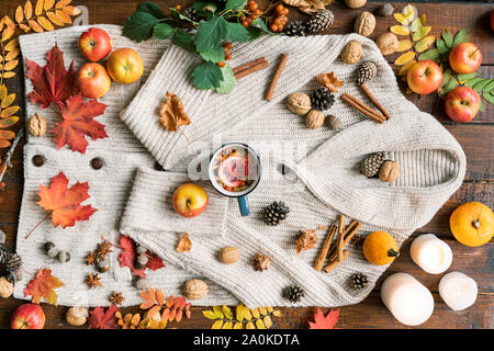 Composition d'automne de fruits mûrs, de feuilles, d'épices, de bougies, de verre, les écrous et les cônes Banque D'Images