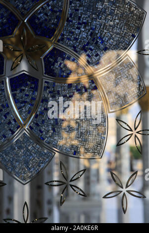 Décoration florale. Vitrail. Etoile. Mosquée Sheikh Zayed. 1995. Abou abi. / Vitrail. Les cadres de fenêtre. La Mosquée Sheikh Zayed. 1995. Banque D'Images