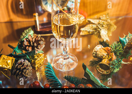 Noël arrière-plan avec le verre à champagne et golden décorations de Noël Banque D'Images