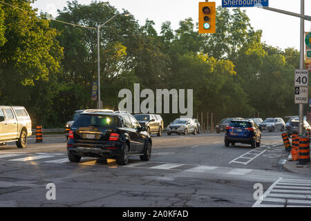 Tôt le matin, sur la rue Sherbourne et Bloor au début de l'automne ensoleillé et toujours à Toronto. Bientôt, il va être froid et sombre :( Banque D'Images