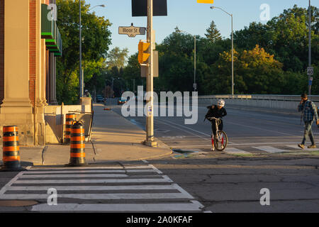 Tôt le matin, sur la rue Sherbourne et Bloor au début de l'automne ensoleillé et toujours à Toronto. Bientôt, il va être froid et sombre :( Banque D'Images