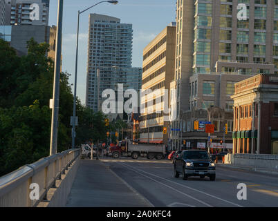 Tôt le matin, sur la rue Sherbourne et Bloor au début de l'automne ensoleillé et toujours à Toronto. Bientôt, il va être froid et sombre :( Banque D'Images