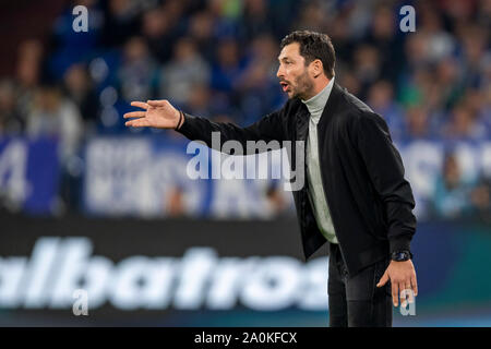 Gelsenkirchen, Allemagne. Sep 20, 2019. Football : 1ère Bundesliga, le FC Schalke 04 - FSV Mainz 05, Journée 5 : Coach Sandro Schwarz de Mayence donne des instructions. Crédit : David Inderlied/DPA - NOTE IMPORTANTE : en conformité avec les exigences de la DFL Deutsche Fußball Liga ou la DFB Deutscher Fußball-Bund, il est interdit d'utiliser ou avoir utilisé des photographies prises dans le stade et/ou la correspondance dans la séquence sous forme d'images et/ou vidéo-comme des séquences de photos./dpa/Alamy Live News Banque D'Images