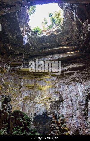 CASTELLANA GROTTE, ITALIE - 26 août 2017 : Looking up from castellana en Italie Banque D'Images