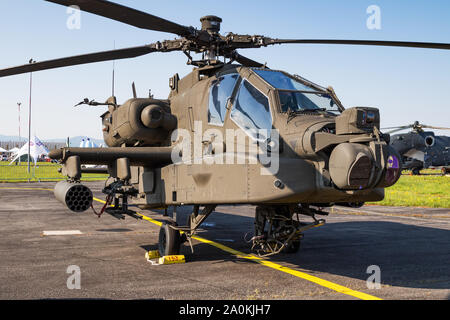Sliac / Slovaquie - Août 3, 2019 : United States US Army Boeing AH-64E Apache Guardian 17-03153 statique affichage à l'hélicoptère d'attaque slovaque SIAF Intern Banque D'Images
