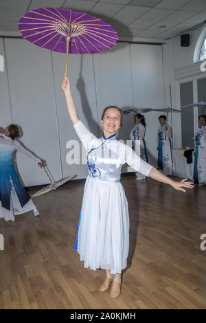 Londres, Royaume-Uni. Sep 20, 2019. Lifrom Cao Mei Chine du Huaying Rythme antique Art Troupe apporter à la rime ancienne Huaying échanges culturels sino-britannique, tour à Chingford Masonic Hall le 20 septembre, Londres, Royaume-Uni. Credit Photo : Alamy/Capital Live News Banque D'Images