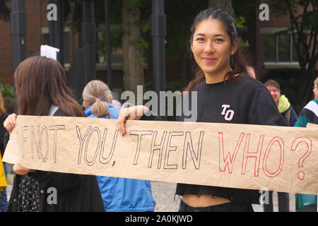 Jeune femme portant un panneau « si pas vous, alors qui ? » ClimateStrike Rally Downtown Maple Ridge, B. C., Canada. 20 septembre 2019. Photo. Banque D'Images