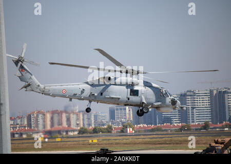 Istanbul, Turquie - Septembre-18,2019 : Skorsky hélicoptère d'attaque a été tourné à l'aéroport d'Atatürk. 2019 Teknofest Banque D'Images