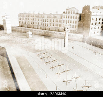 Le mur de Berlin a été une barrière de béton que physiquement divisé Berlin de 1961 à 1989. Tours de garde et zone militarisée Banque D'Images