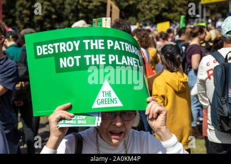 Sydney le changement climatique grève, vieille dame femme est titulaire d'un signe de protestation au-dessus de sa tête à ce rallye,Sydney, Australie Banque D'Images