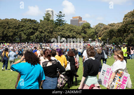 Grève sur le changement climatique pour une manifestation des manifestants dans le domaine dans le centre-ville de Sydney, Australie Banque D'Images