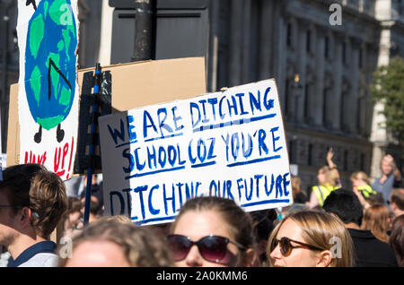 Londres, Royaume-Uni. 20 septembre 2019. Environ 100 000 personnes, dirigée par les enfants de l'école en grève, ont défilé à Westminster, Londres, appelant à une action urgente pour lutter contre la crise climatique. Des manifestations similaires ont eu lieu dans tout le Royaume-Uni, et dans le monde. © Stuart Walden/ Alamy