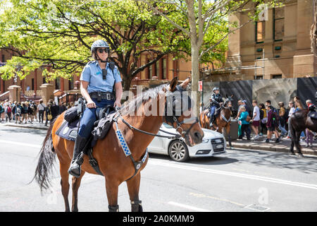 Sydney, femme-agent de police sur le changement climatique au cours de cheval rallye grève dans le centre-ville de Sydney, Australie Banque D'Images