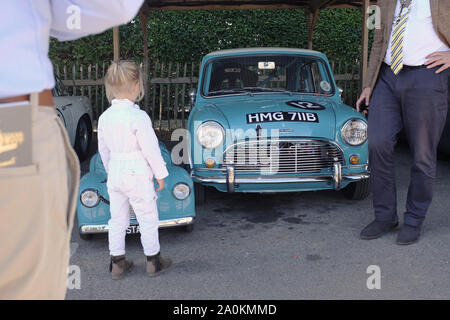 Septembre 2019 - Austin Mini Cooper S et Austin J 40 avec jeune conducteur, des voitures aux couleurs bleues correspondantes dans le paddock à la réunion de renouveau de Goodwood Banque D'Images