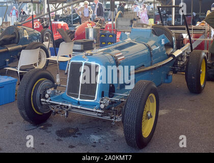 Septembre 2019 - voitures de course de l'ère classique dans le paddock au Goodwood Revival Banque D'Images