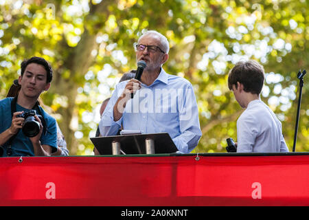 Londres, Royaume-Uni. 20 Septembre, 2019. Jeremy Corbyn, chef de l'opposition, les adresses des milliers d'étudiants et les participants prenant part à la deuxième le climat mondial grève pour protester contre l'absence de mesures d'urgence par le gouvernement britannique pour lutter contre la crise climatique mondiale. Le climat mondial est né de la grève vendredi pour le mouvement et l'avenir est organisé au Royaume-Uni par la UK Student réseau climatique. Credit : Mark Kerrison/Alamy Live News Banque D'Images
