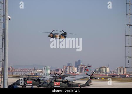 Istanbul, Turquie - Septembre-18,2019 hélicoptère Chinook : vol de démonstration au festival. Banque D'Images