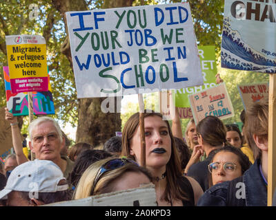 Londres, Royaume-Uni. 20 septembre 2019. Des milliers y compris de nombreux élèves avec les enseignants, les parents d'une autre plus partisans sont venus à Westminster à emporter un rallye sur Millbank dans le cadre de la Journée de la Terre le climat mondial grève inspiré par Greta Thunberg. Peter Marshall/Alamy Live News Banque D'Images