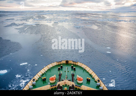 De proue le brise-glace Kapitan Khlebnikov coupant à travers la glace de mer et flottantes en route vers la mer de Weddell, l'Antarctique Banque D'Images