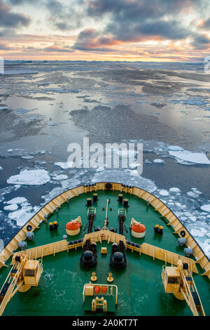 De proue le brise-glace Kapitan Khlebnikov coupant à travers la glace de mer et flottantes en route vers la mer de Weddell, l'Antarctique Banque D'Images