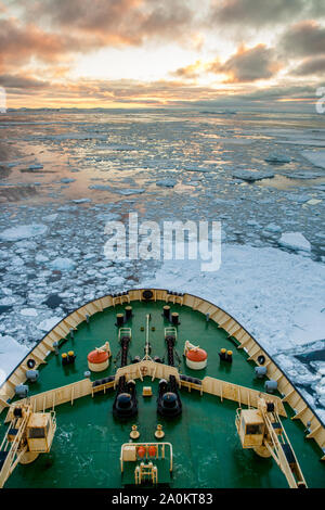 De proue le brise-glace Kapitan Khlebnikov coupant à travers la glace de mer et flottantes en route vers la mer de Weddell, l'Antarctique Banque D'Images