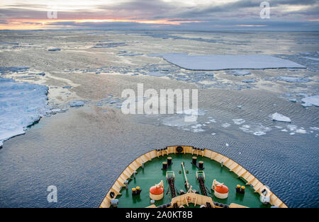 De proue le brise-glace Kapitan Khlebnikov coupant à travers la glace de mer et flottantes en route vers la mer de Weddell, l'Antarctique Banque D'Images