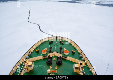 De proue le brise-glace Kapitan Khlebnikov coupant à travers la glace de mer et flottantes en route vers la mer de Weddell, l'Antarctique Banque D'Images