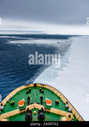 De proue le brise-glace Kapitan Khlebnikov coupant à travers la glace de mer et flottantes en route vers la mer de Weddell, l'Antarctique Banque D'Images