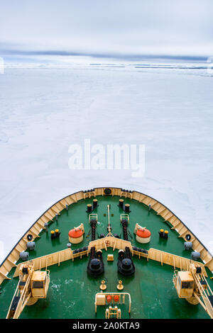 De proue le brise-glace Kapitan Khlebnikov coupant à travers la glace de mer et flottantes en route vers la mer de Weddell, l'Antarctique Banque D'Images