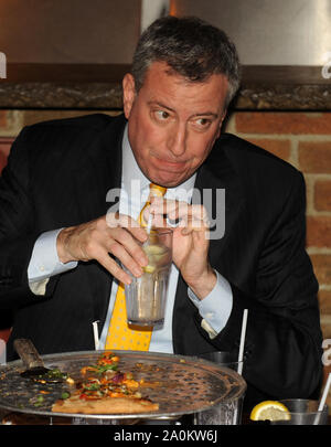 STATEN ISLAND, NY - 10 janvier : Comme une pizza a été placé devant le nouveau maire, il a fait un mouvement fatidique : il prit une fourchette et couteau. Le maire de New York City mange sa pizza comme un touriste. Le maire Bill De Blasio, le vendredi s'est rendu à Staten Island pour un déjeuner de travail à la célèbre pizza Ñ mixte et fait sensation en mangeant sa coupe avec un couteau et une fourchette. De BlasioÕs l'utilisation de couverts, plutôt que de nouveaux YorkÕs essayé-et-vrai méthode de pliage, l'a mis en minorité lors d'une table de dix propriétaires de petites entreprises et les sections locales le 10 janvier 2014 à New York. People : Le maire Bill De Blasio Banque D'Images