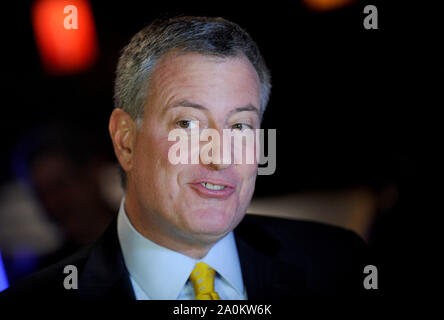 STATEN ISLAND, NY - 10 janvier : Comme une pizza a été placé devant le nouveau maire, il a fait un mouvement fatidique : il prit une fourchette et couteau. Le maire de New York City mange sa pizza comme un touriste. Le maire Bill De Blasio, le vendredi s'est rendu à Staten Island pour un déjeuner de travail à la célèbre pizza Ñ mixte et fait sensation en mangeant sa coupe avec un couteau et une fourchette. De BlasioÕs l'utilisation de couverts, plutôt que de nouveaux YorkÕs essayé-et-vrai méthode de pliage, l'a mis en minorité lors d'une table de dix propriétaires de petites entreprises et les sections locales le 10 janvier 2014 à New York. People : Le maire Bill De Blasio Banque D'Images